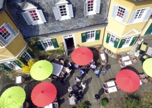 Große Terrasse mit schönen Möbeln und Schirmen