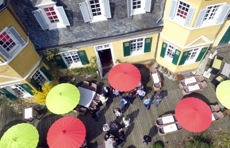 Große Terrasse mit schönen Möbeln und Schirmen